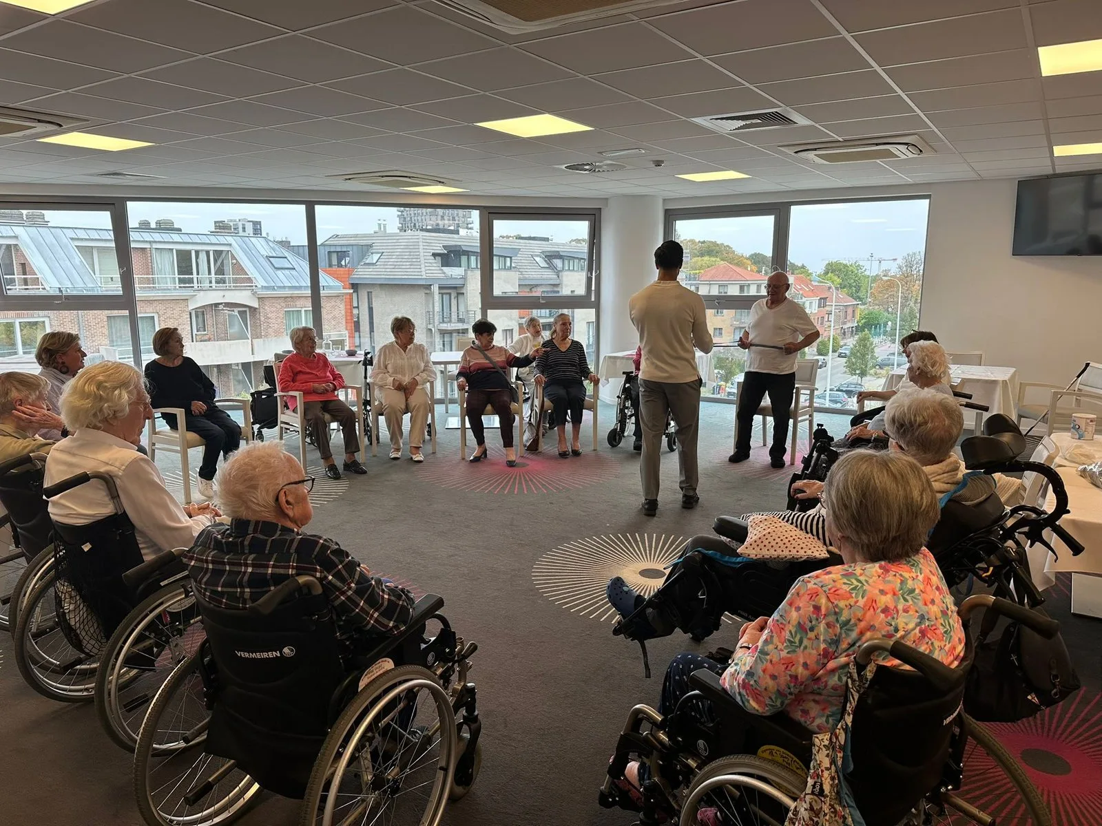 Groupe de seniors en exercice collectif en maison de repos
